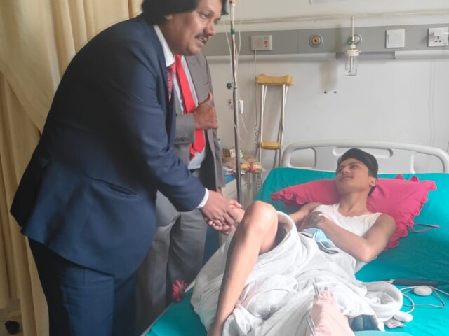 ३३-डा. सी. के. राउतले जेन-जी आन्दोलनको घाइतेलाई भेट्न गए, आन्दोलनकारीलाई मधेशीको अधिकार विरुद्ध नजान कन्भिन्स गरे