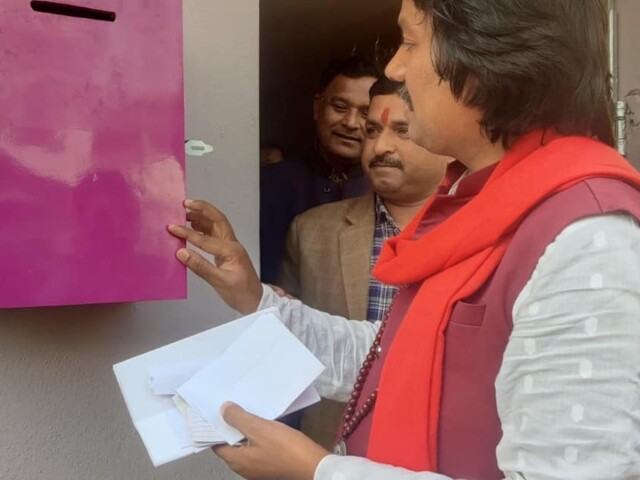 ३-डा. सी. के. राउतले जनगुनासो पेटिका राखेर जनताको समस्या बुझे र समाधान गरे।