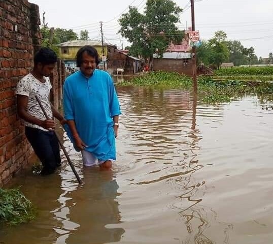 ४-डा. सी. के. राउत सँधै जनताको बीचमा रहे चाहे बाढी, आगजनी, शीतलहर होस्