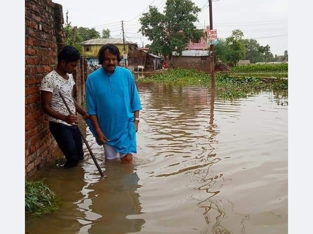 ४-डा. सी. के. राउत सँधै जनताको बीचमा रहे चाहे बाढी, आगजनी, शीतलहर होस्