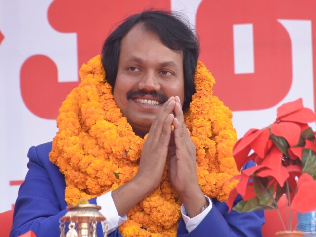 ५१-डा. सी. के. राउत एक्लै भए पनि सत्यसँगै उभिराखे र सबै नेतालाई सम्मान दिए (चुनाव हारेका उपेन्द्र यादव, राजेन्द्र महतोलाई समेत भेटेर आशीर्वाद लिए, महन्थ ठाकुरको सम्मानमा सँधै जहाँ पनि कुर्सी छाडिदिने गरे)