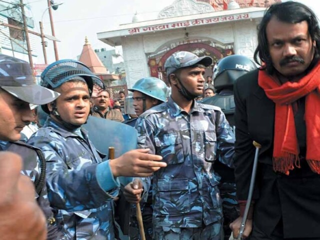 ५६-डा. सी. के. राउतलाई जति यातना दिए पनि 'म यहीं मातृभूमि मै मर्छु अन्यत्र कतै जान्न' भनेर मातृभूमिमै बसेर वीरताको प्रतीकको रूपमा कायम भई मधेशीहरू वीर हुन्छन् भनेर साबित गरे